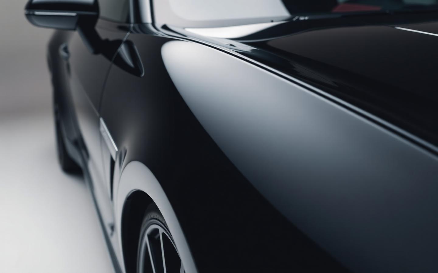 Carro preto brilhando após polimento e vitrificação